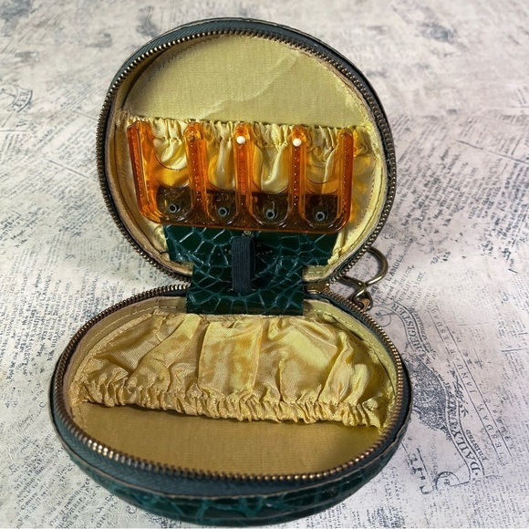 WALES Sweetheart vintage Compact Coin Change Purse Round Zipper - Picture 7 of 10